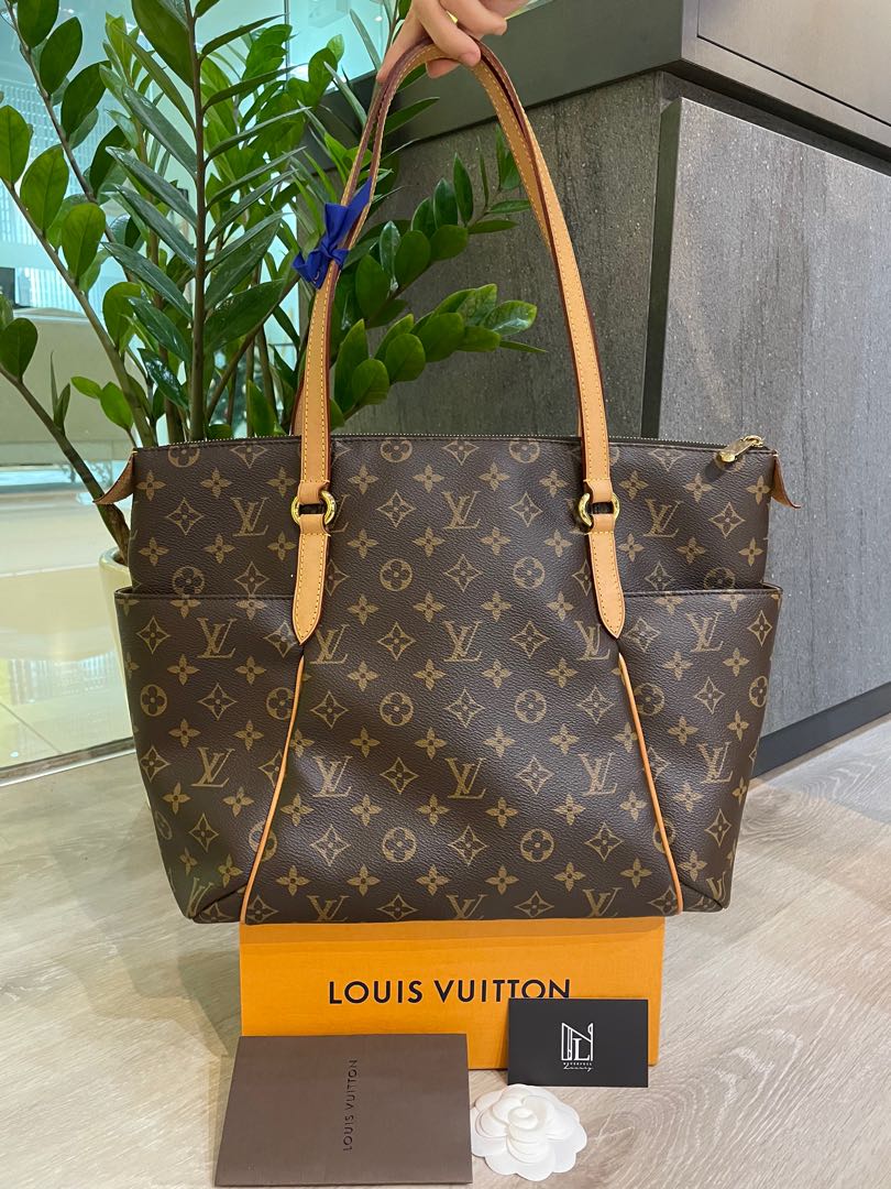 SOLD BNWT Louis Vuitton Totally MM.