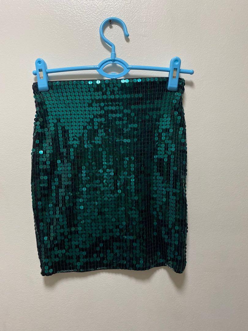 H&M Green sequin pencil skirt (Category: Skirts) located in Las Pinas. Submitted by ellabells (Listing ID 1058078809, Image 2). Description: Used it once only. Stretchy Perfect for going out! Rfs: I don’t use it anymore .