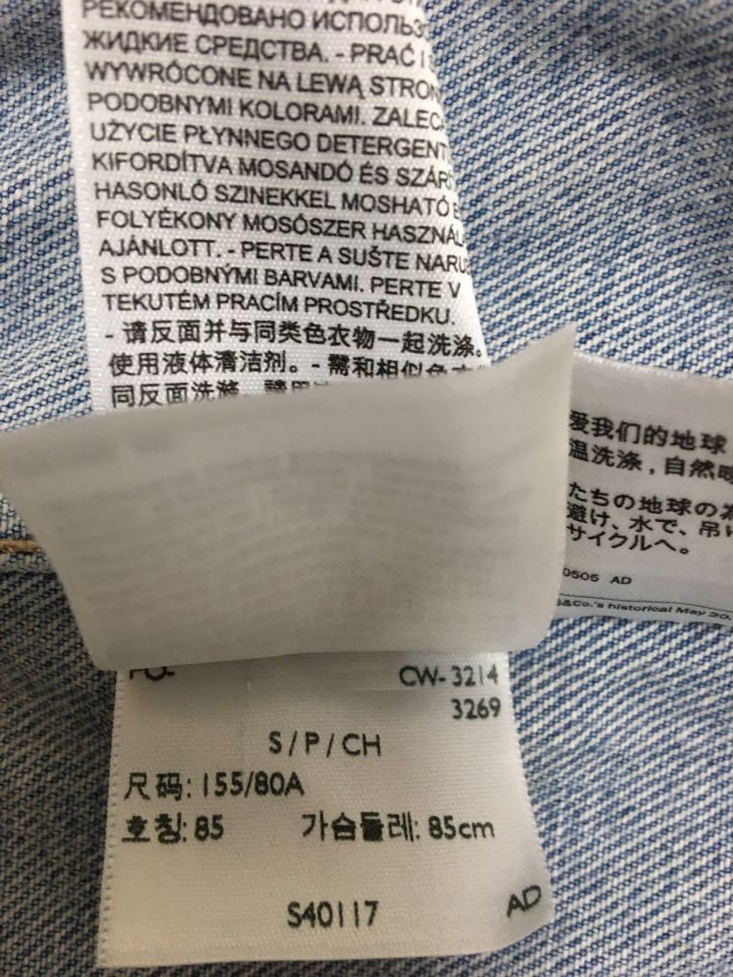 Levis denim vest Size S Women s Fashion Coats Jackets and