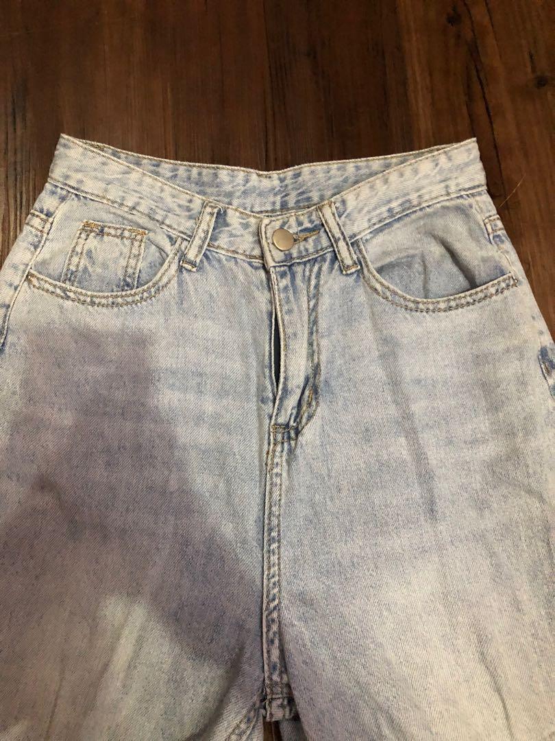 Lightwashed Highwaisted Knee Ripped Mom Jeans (Category: Jeans) located in Las Pinas. Submitted by treasurewavee (Listing ID 1058104960, Image 3). Description: • Super nice fit!!! • Trendy • Best fit for 25-26.