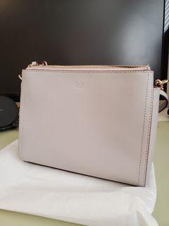 Lo & Sons Pearl crossbody  in light grey saffiano leather
