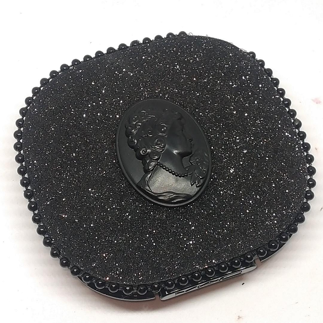 MAC Keepsakes Beige Eyeshadow Palette (Category: Makeup) located in Quezon City. Submitted by curatedbygel (Listing ID 1057970935, Image 2). Description: Barely used, some shades not swatched. no brush.