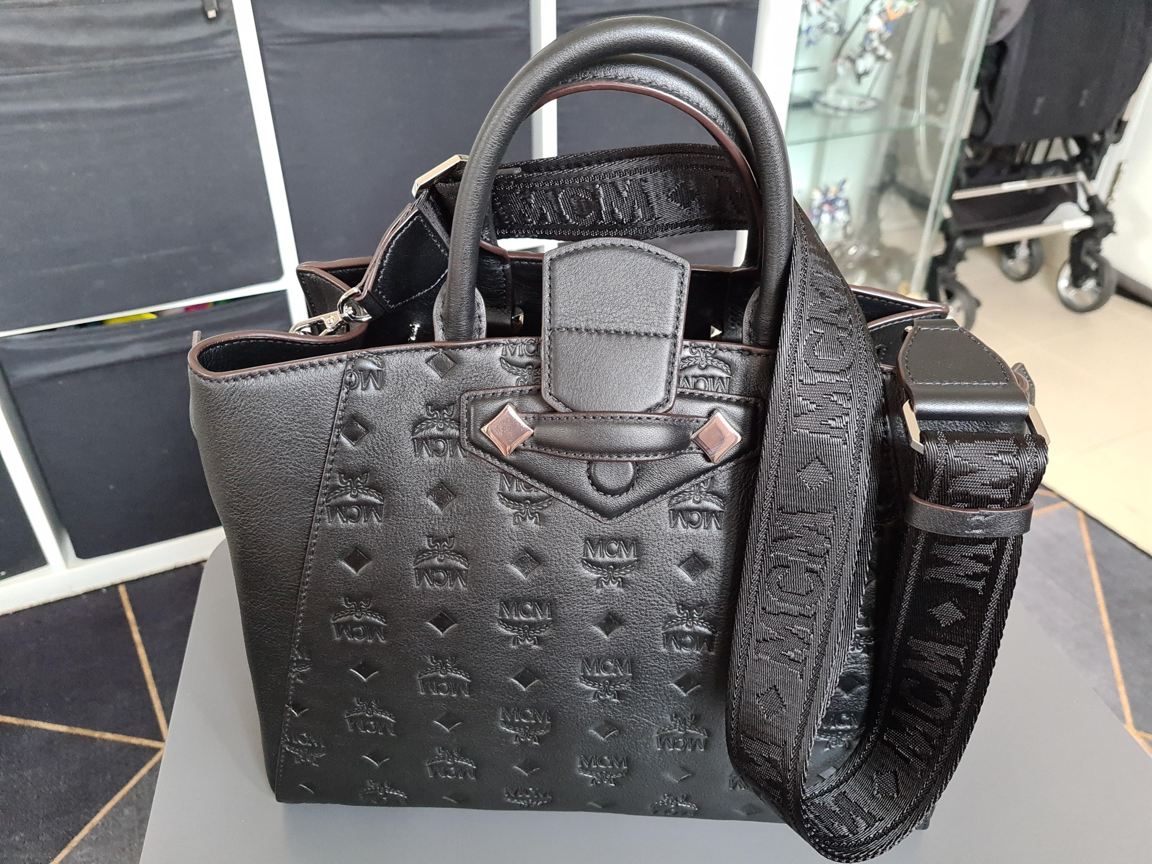 Mcm essential tote hotsell in monogram leather
