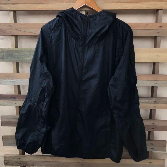 Uniqlo Windbreaker Men S Fashion Clothes Outerwear On Carousell Yuk buat gayamu tetap menarik saat pakai jas hujan! carousell