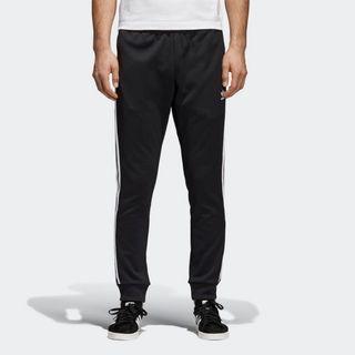 men's outfits with adidas pants