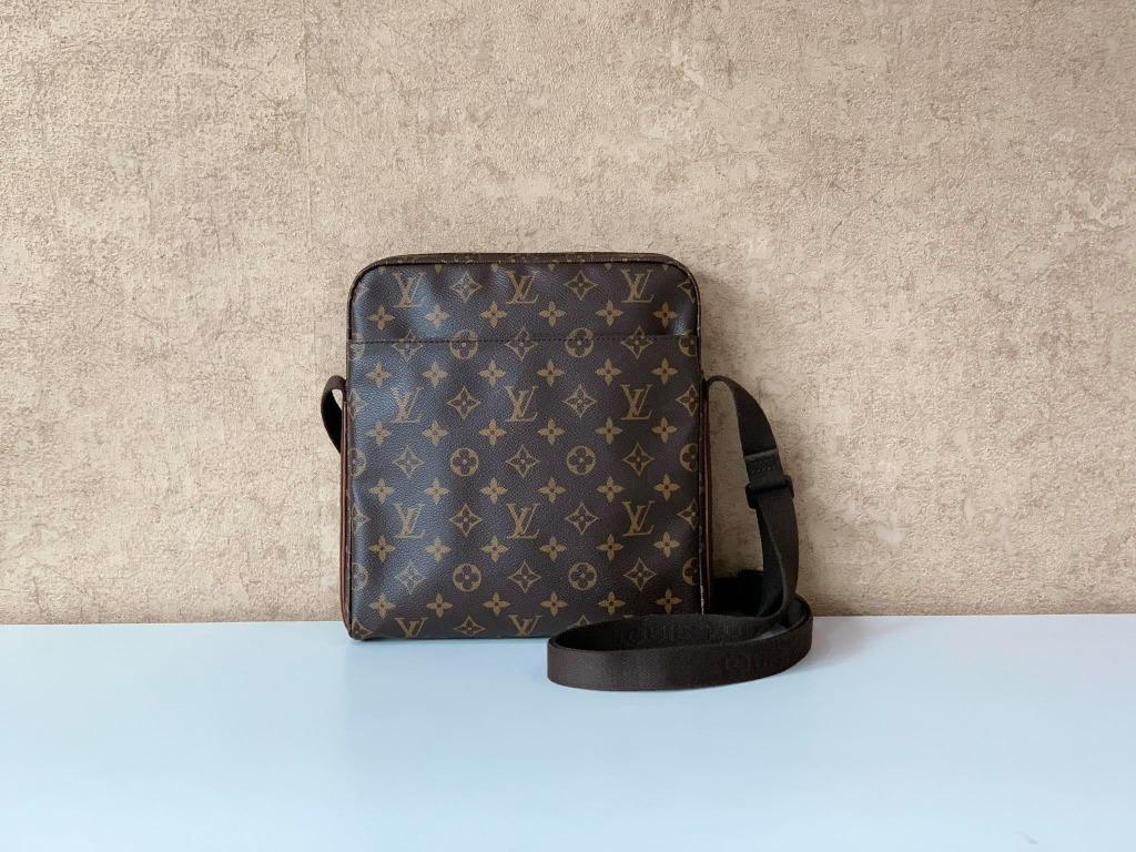 LOUIS VUITTON Trotteur Beaubourg Messenger Shoulder Bag Monogram M9703