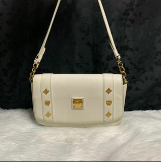 (Category: ) located in . Submitted by eveclosetsale (Listing ID 1058608405, Image 1). Description: .