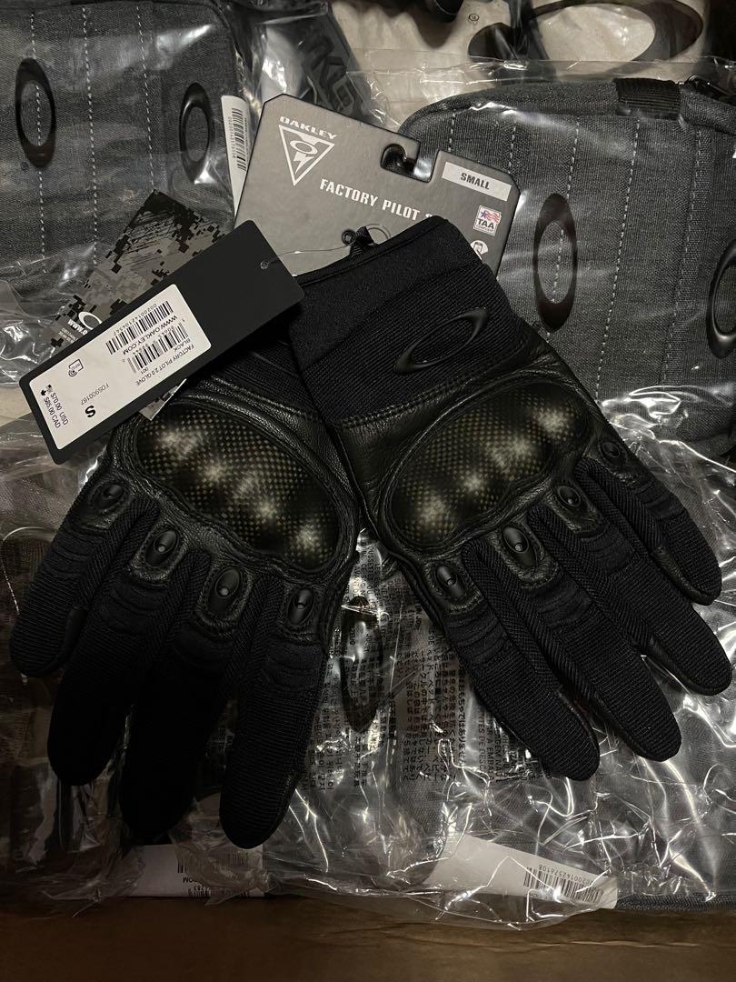 Brandnew Original Oakley Factory Pilot Gloves  Small, Men's Fashion,  Watches & Accessories, Gloves on Carousell