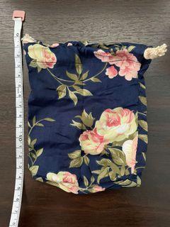 Vintage floral print pouch for small items storage