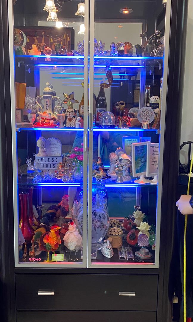 Display cabinet outlet with light