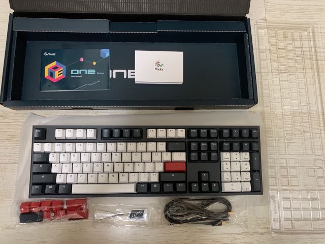 Ducky One 2 Tuxedo 燕尾服1808 機械式鍵盤 手提電話 電話 平板電腦裝飾 其他電子周邊配件及產品 Carousell