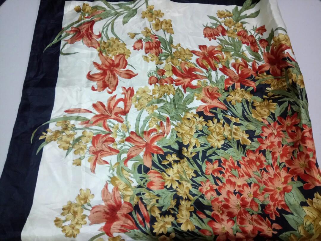 Floral Print Satin Scarf (Category: Scarves) located in Manila. Submitted by ameri8 (Listing ID 1058793314, Image 1). Description: Size: 34 x 34 inches Material: Polyester Flaws: None Condition: Very good.