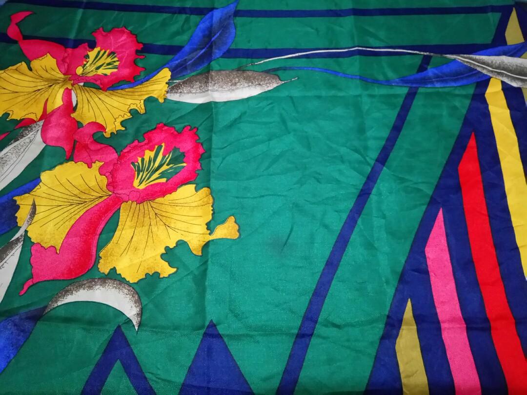Floral Print Satin Scarf (Category: Scarves) located in Manila. Submitted by ameri8 (Listing ID 1058793634, Image 2). Description: Size: 34 x 34 inches Material: Polyester Flaws: None Condition: Very good.