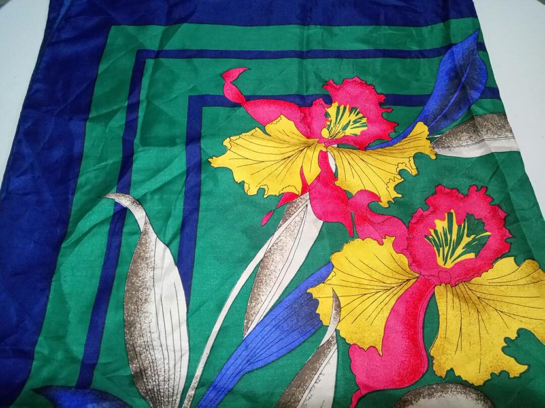 Floral Print Satin Scarf (Category: Scarves) located in Manila. Submitted by ameri8 (Listing ID 1058793634, Image 1). Description: Size: 34 x 34 inches Material: Polyester Flaws: None Condition: Very good.