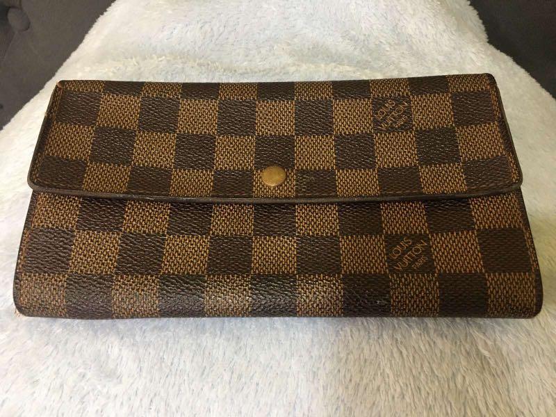Lv wallet (Category: Luxury Bags & Wallets) located in Manila. Submitted by mishool (Listing ID 1058881727, Image 1). Description: Damier Ebene Sarah Wallet Condition: preloved ( sign of usage) .