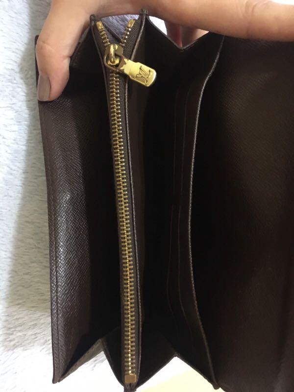 Lv wallet (Category: Luxury Bags & Wallets) located in Manila. Submitted by mishool (Listing ID 1058881727, Image 3). Description: Damier Ebene Sarah Wallet Condition: preloved ( sign of usage) .