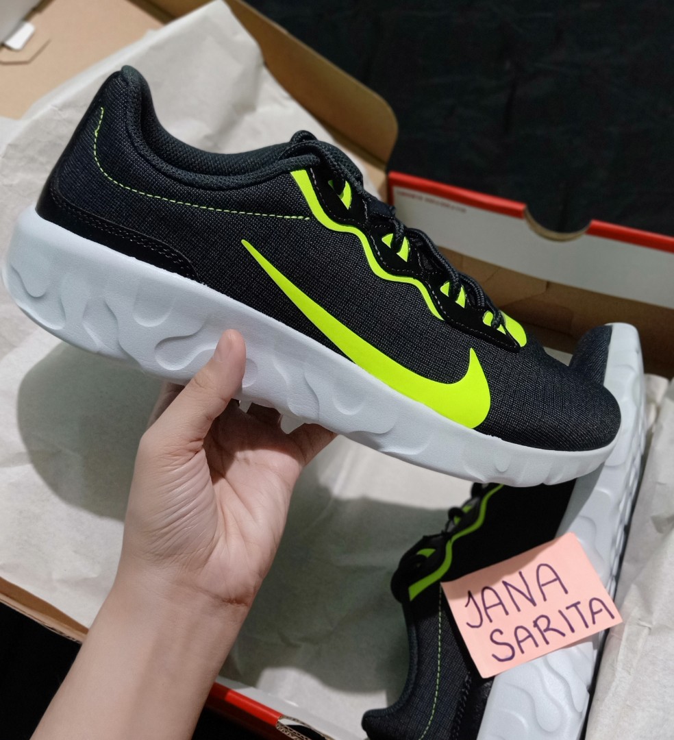 nike strada running shoes