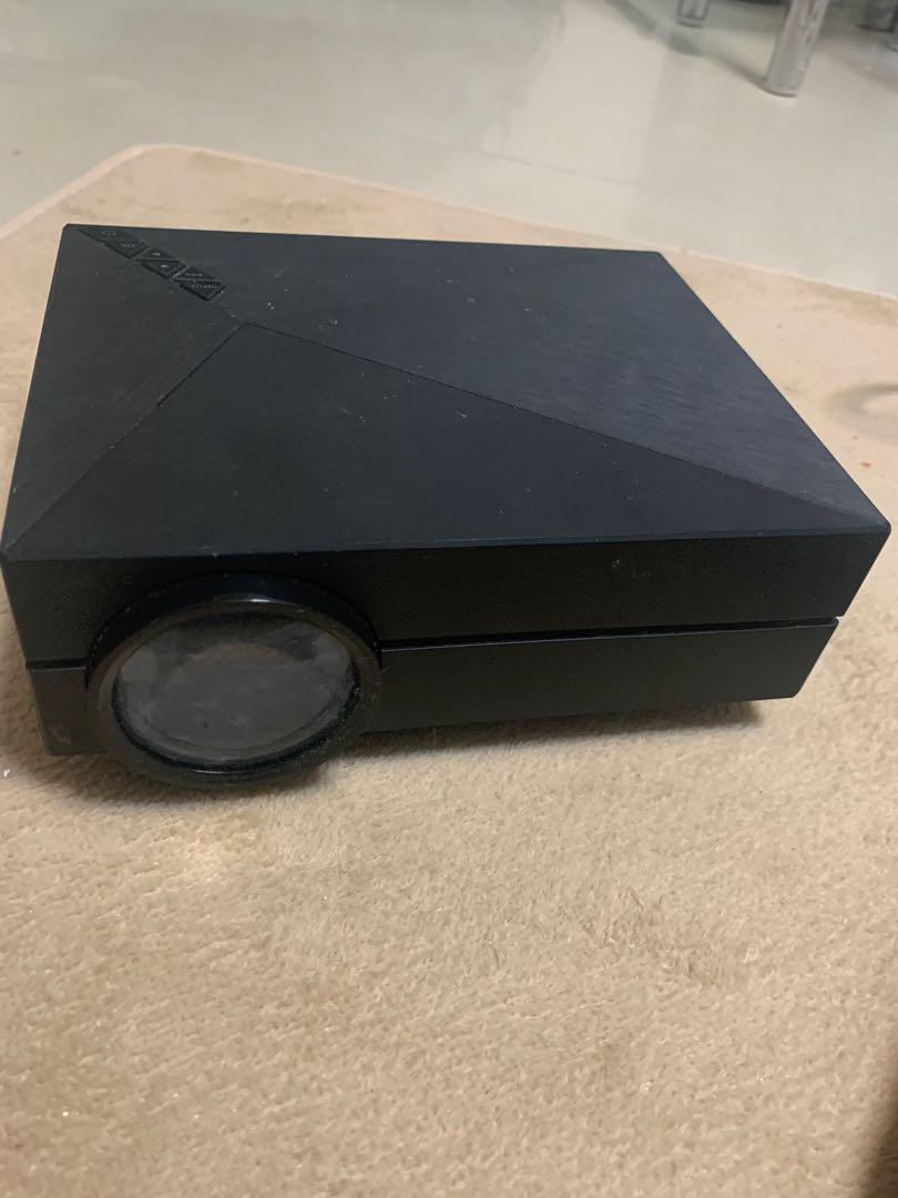 Projector （分類：電子配件）位於 Hong Kong。 由 wgmnn 提交（商品編號 1058894064，圖片 1）。簡介： 只用過一次 配線 送airplay 原價1200 。