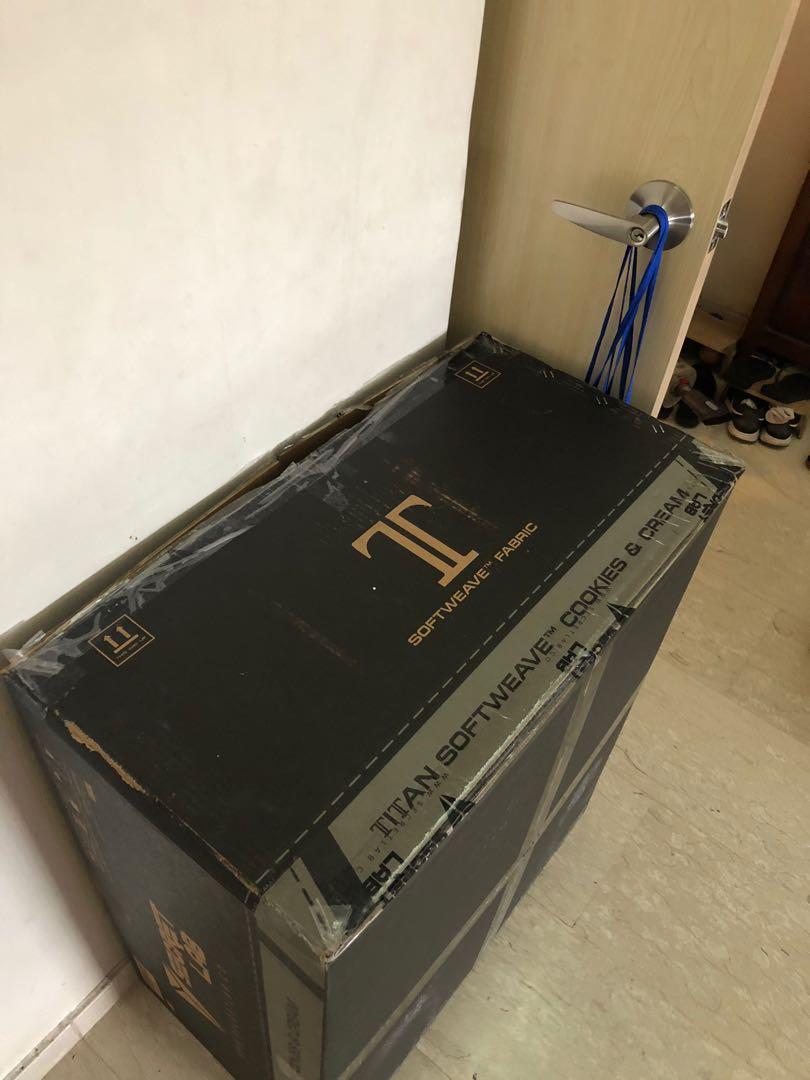 Secretlab titan 2025 box size