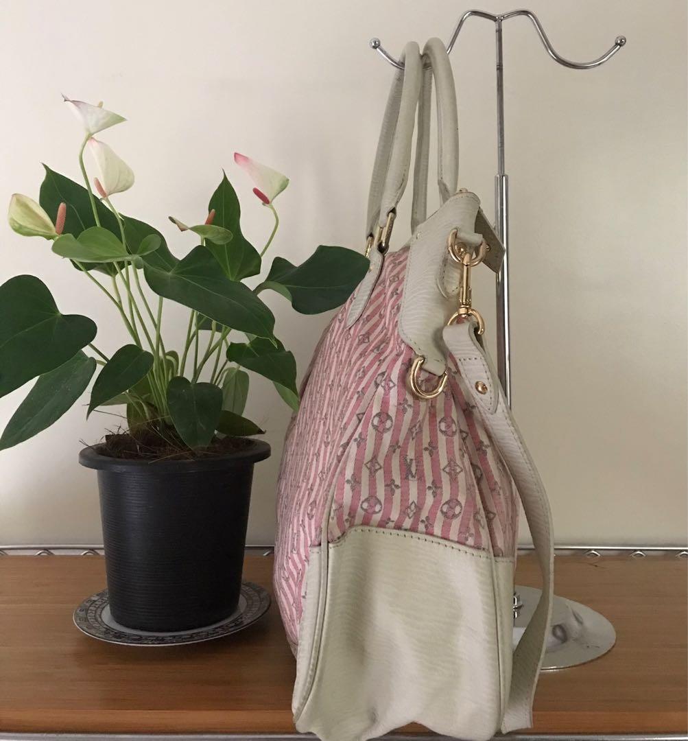 Vintage Louis Vuitton bag (Category: Luxury Bags & Wallets) located in Muntinlupa City. Submitted by belica (Listing ID 1058858428, Image 3). Description: 📌Kindly read the description and check all the photos. 👵🏻Vintage Louis Vuitton bag. Made in France 🇫🇷 🗣FYI, please. Hand me down bag please manage your expectations. Bawal sa maarte pwede sa madiskarte! 📍ALL SALES FINAL!.