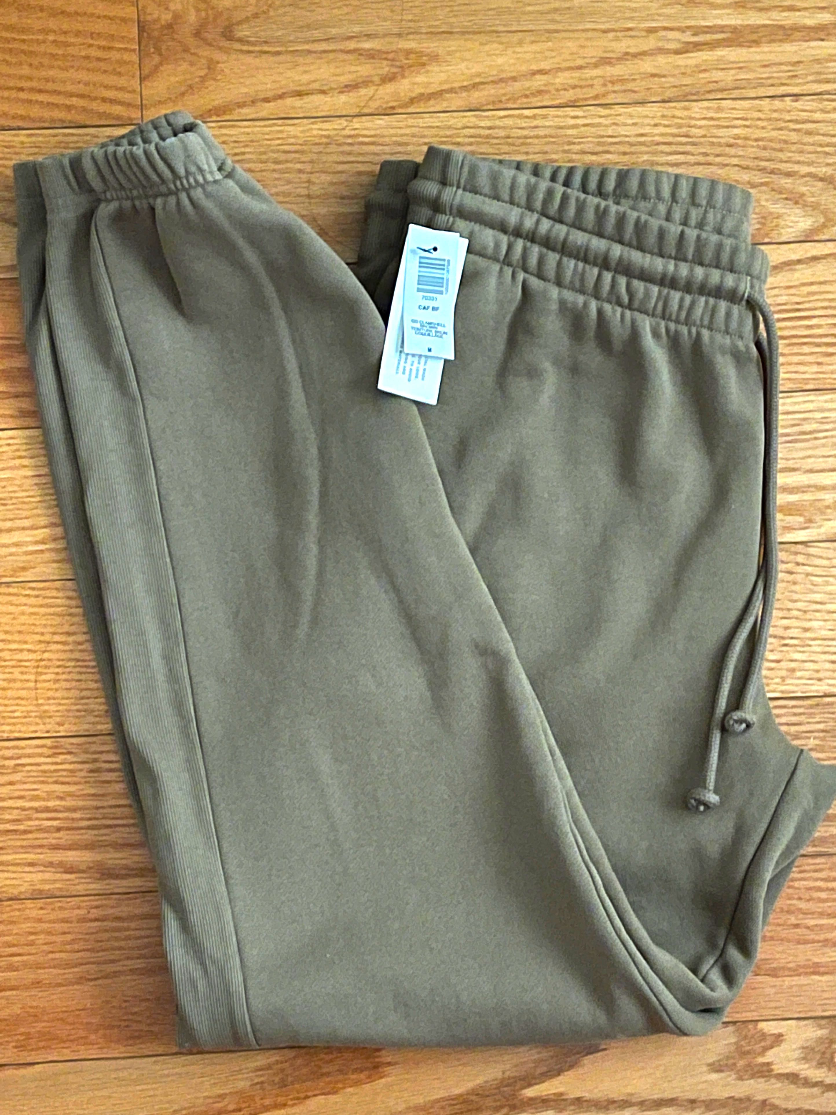 Aritzia Sweatpants, Women's Fashion, Clothes on Carousell