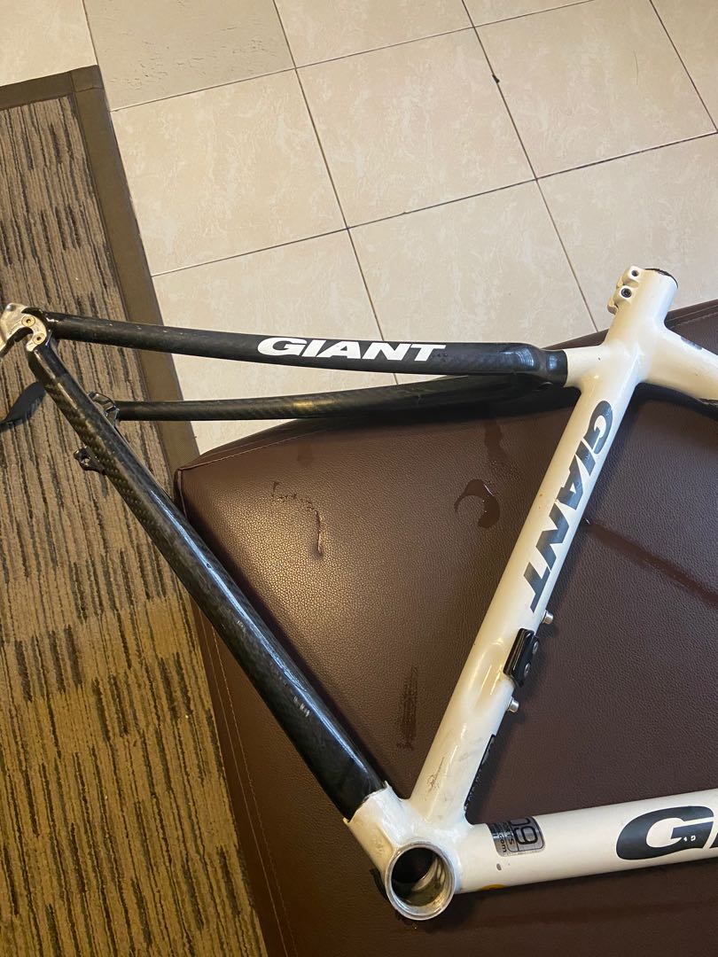 Giant frame top
