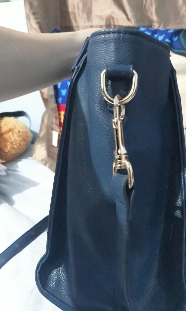 Oumisi 2 way bag Women s Fashion Bags Wallets Cross body Bags on Carousell