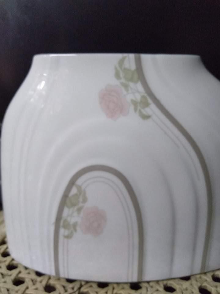 Porcelain Flower vase (Category: Laundry Baskets) located in Manila. Submitted by balaiheritage.ph (Listing ID 1059108871, Image 1). Description: 6.5x 9 inches.