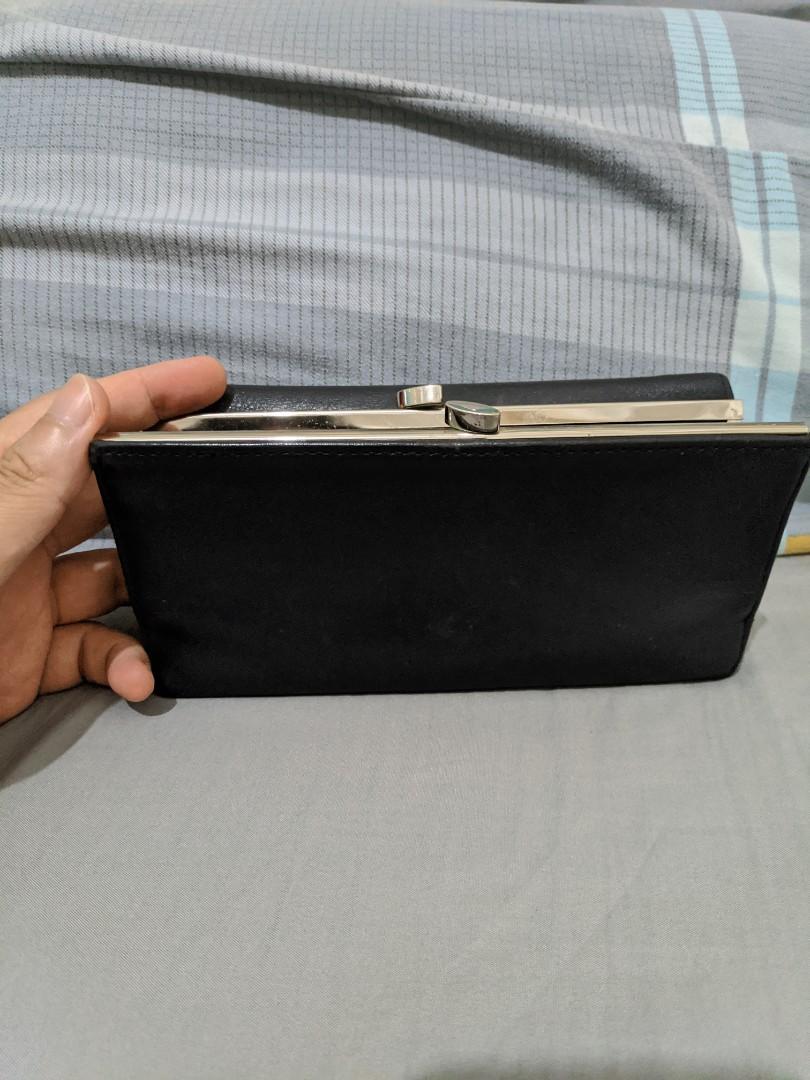 Used Liz Claiborne Leather Wallet (Category: Wallets & Card holders) located in Cainta. Submitted by almurk (Listing ID 1059001116, Image 3). Description: Used Liz Claiborne Leather Wallet.
