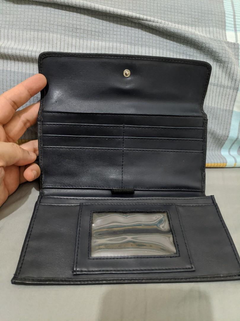 Used Liz Claiborne Leather Wallet (Category: Wallets & Card holders) located in Cainta. Submitted by almurk (Listing ID 1059001116, Image 2). Description: Used Liz Claiborne Leather Wallet.