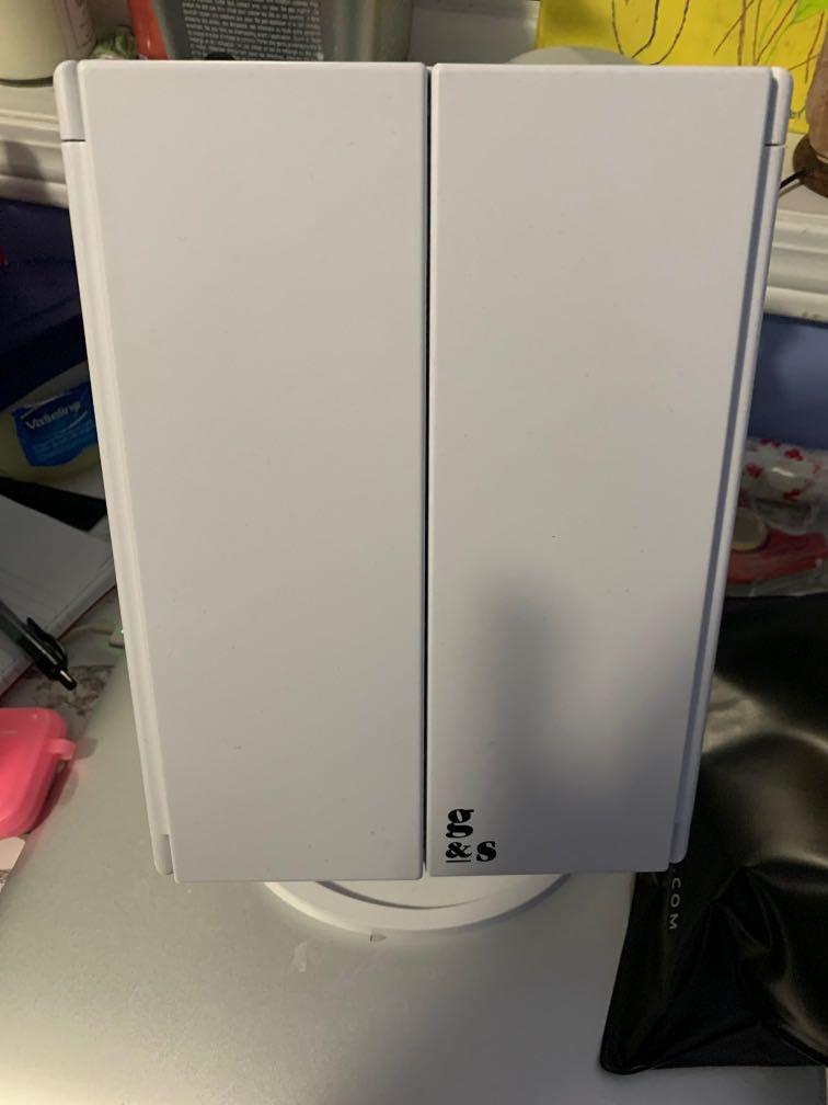 VANITY MIRROR (Category: Makeup) located in Toronto. Submitted by nifffer (Listing ID 1059000658, Image 2). Description: Basically new, barely used.