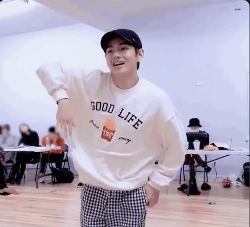 Bts v wings sweater outlet