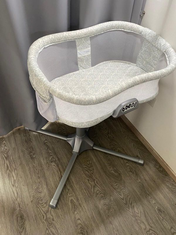 Halo BassiNest swivel bedside sleeper, Babies & Kids, Baby Nursery