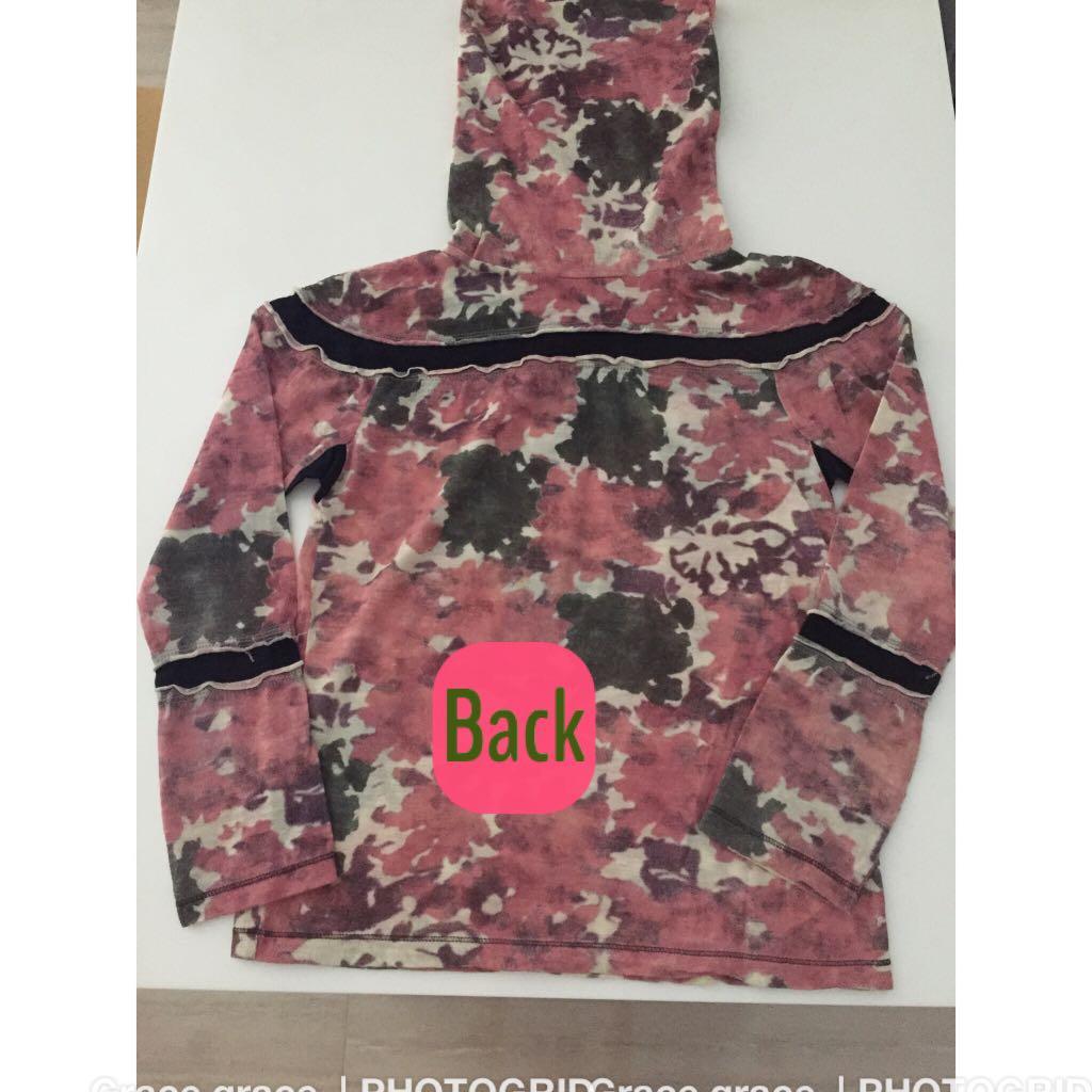Marithe Francois Girbaud sweater （分類：外套及戶外衣服）位於 Hong Kong。 由 gkoak 提交（商品編號 1059196366，圖片 3）。簡介： Marithe + Francois Girbaud floral wool sweater turtleneck Size : S Very warm material Used once only because too small Measures approx: Chest width 36＂ Length from shoulder 23＂ 可包順豐 。