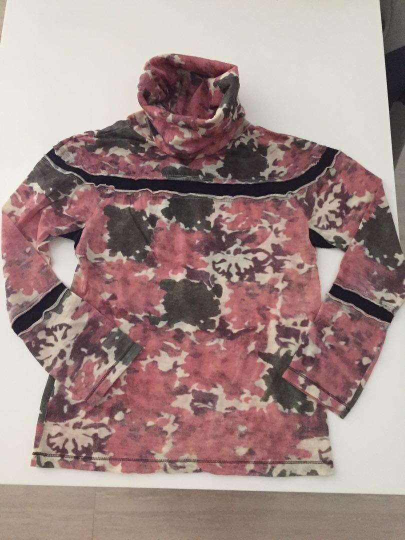 Marithe Francois Girbaud sweater （分類：外套及戶外衣服）位於 Hong Kong。 由 gkoak 提交（商品編號 1059196366，圖片 2）。簡介： Marithe + Francois Girbaud floral wool sweater turtleneck Size : S Very warm material Used once only because too small Measures approx: Chest width 36＂ Length from shoulder 23＂ 可包順豐 。