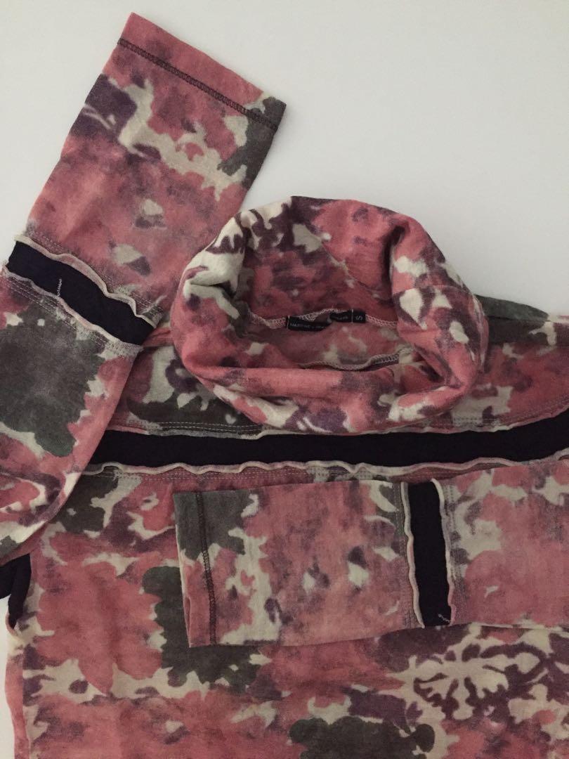 Marithe Francois Girbaud sweater （分類：外套及戶外衣服）位於 Hong Kong。 由 gkoak 提交（商品編號 1059196366，圖片 4）。簡介： Marithe + Francois Girbaud floral wool sweater turtleneck Size : S Very warm material Used once only because too small Measures approx: Chest width 36＂ Length from shoulder 23＂ 可包順豐 。