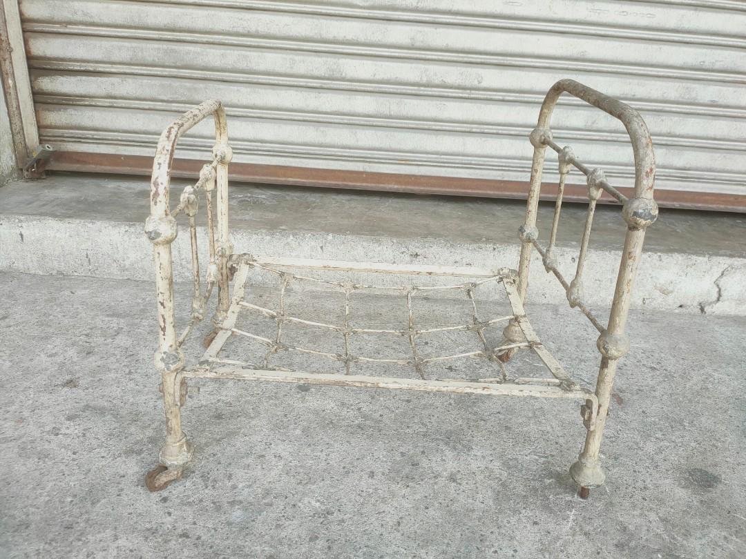 Antique metal doll bed 2025