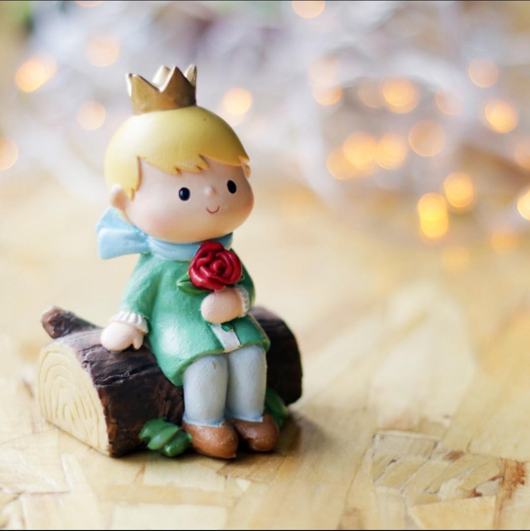 Assorted cake toppers65074407779329112