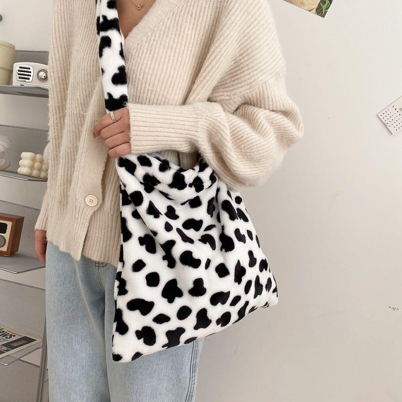 Cow print 2025 tote bag fluffy
