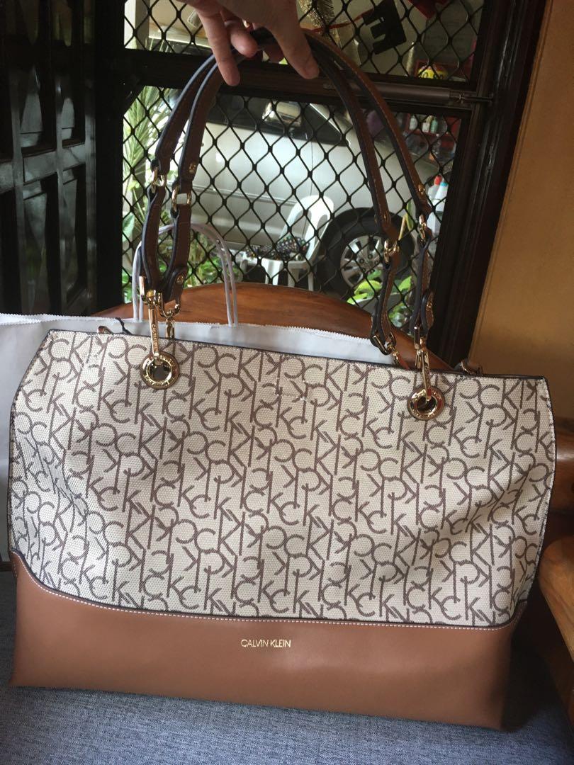 Calvin Klein Sonoma Reversible Tote Bag + zip pouch, Women's Fashion, Bags  & Wallets, Tote Bags on Carousell