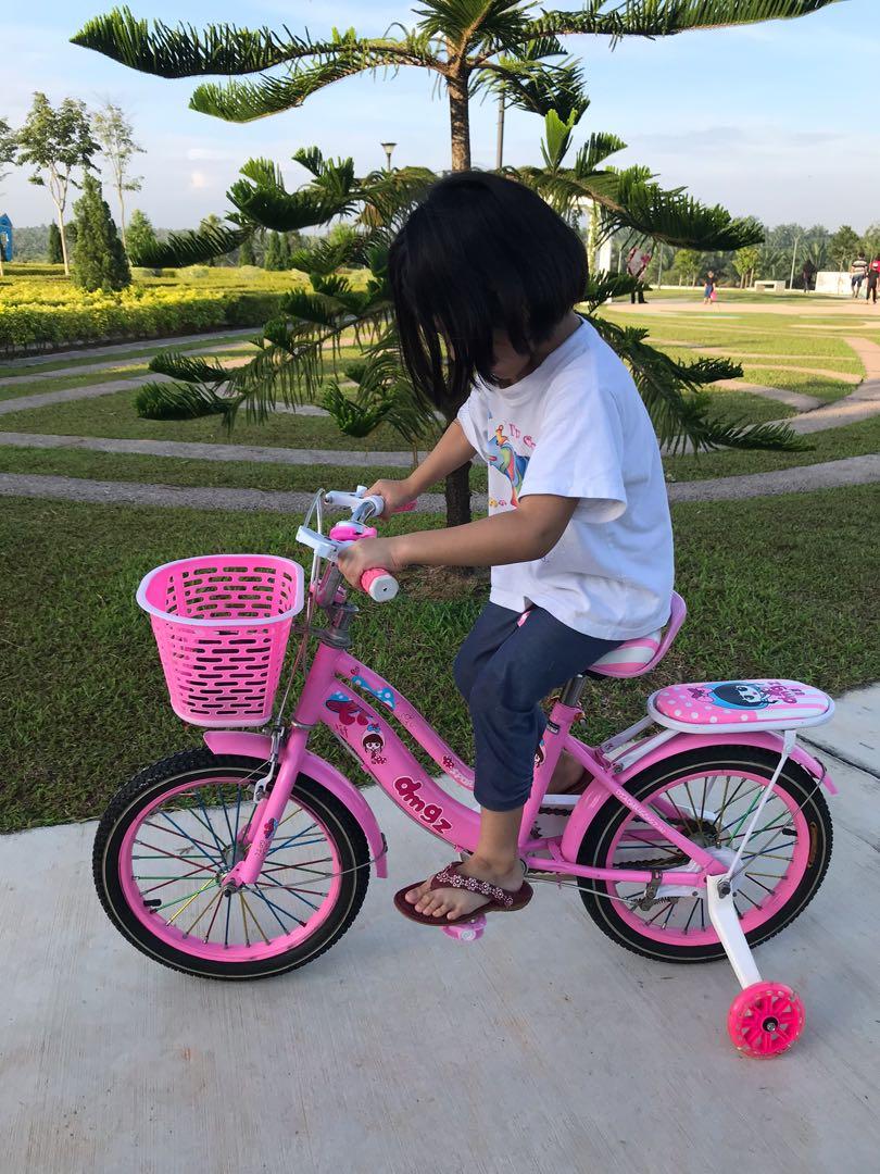 Small girl on sale cycle image