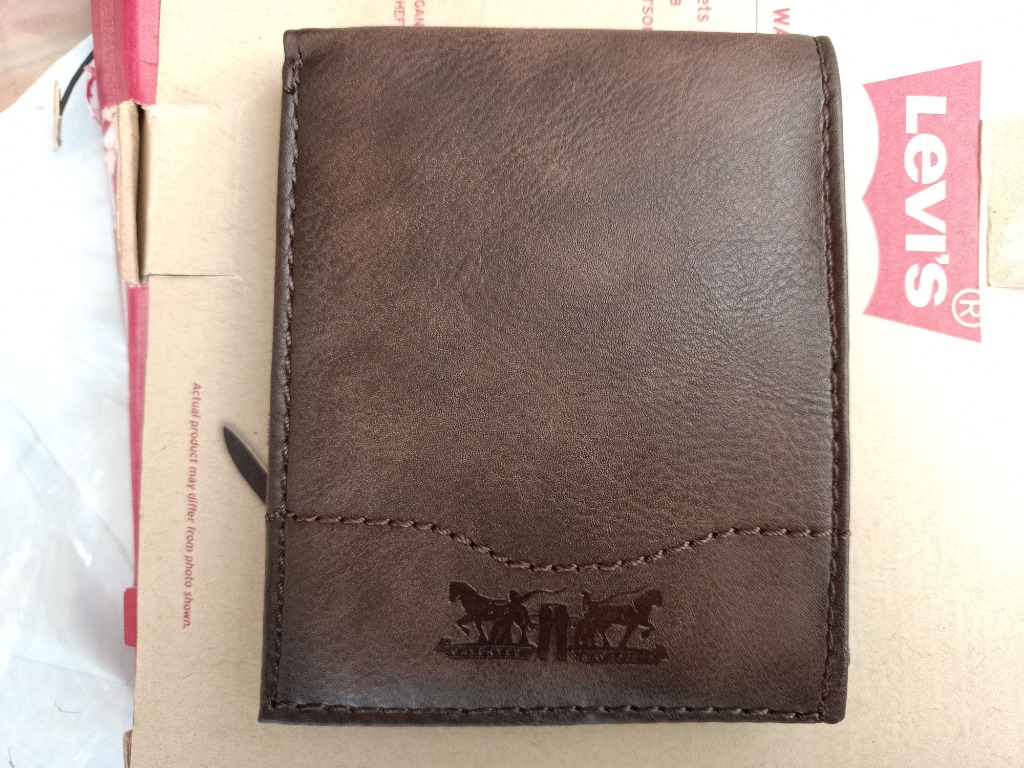 LEVIS MEN LEATHER WALLET ORIGINAL MADE IN CHINA, Men's Fashion, Watches
