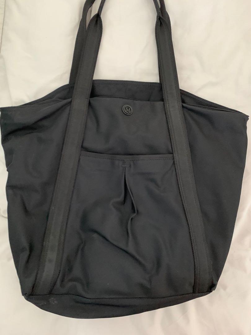 Lululemon black 2025 tote