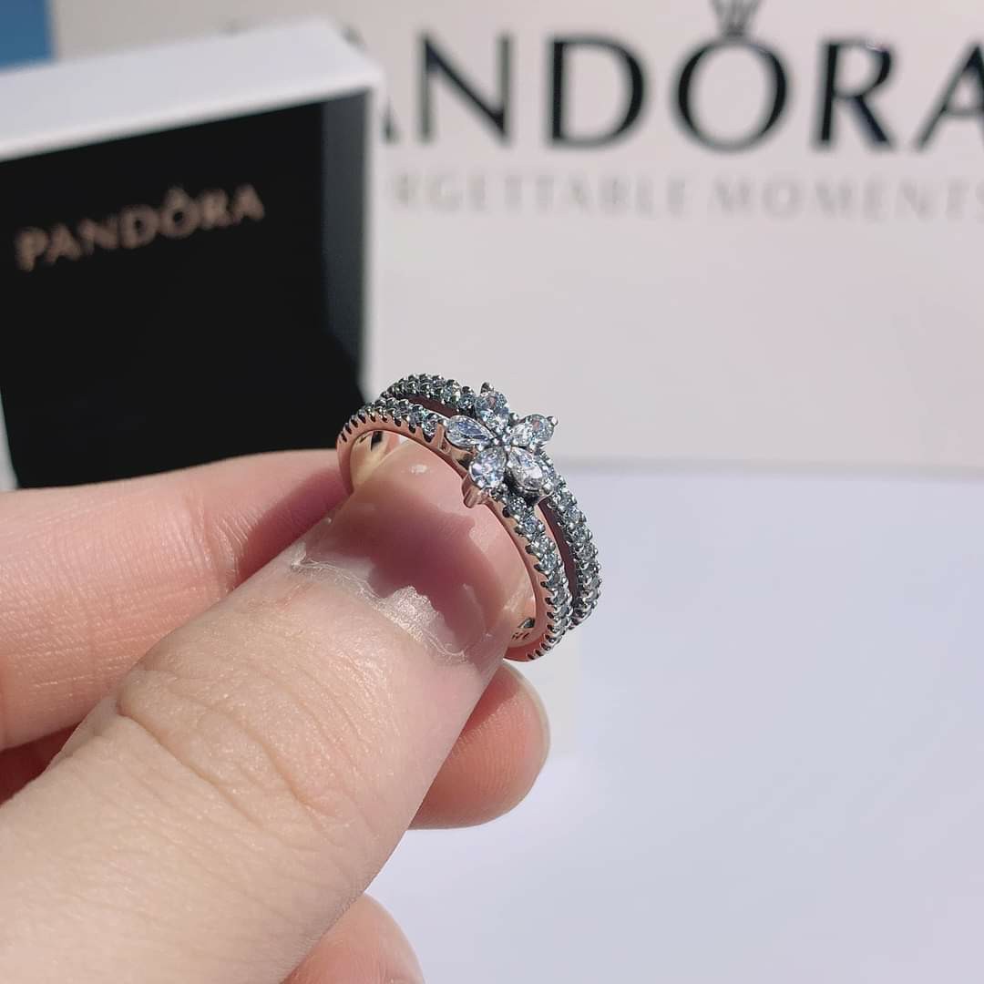 Pandora sparkling deals snowflake ring