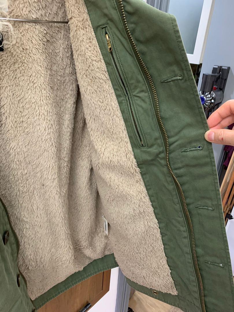 Visvim （分類：外套及戶外衣服）位於 Hong Kong。 由 xason666 提交（商品編號 1059583220，圖片 3）。簡介： Visvim 罕製白羊毛領墨綠色防寒保暖Deckhand Jacket size 1, (cm)長69、胸86、䄂長61，90新，Full set，歡迎查詢，謝謝各位 。