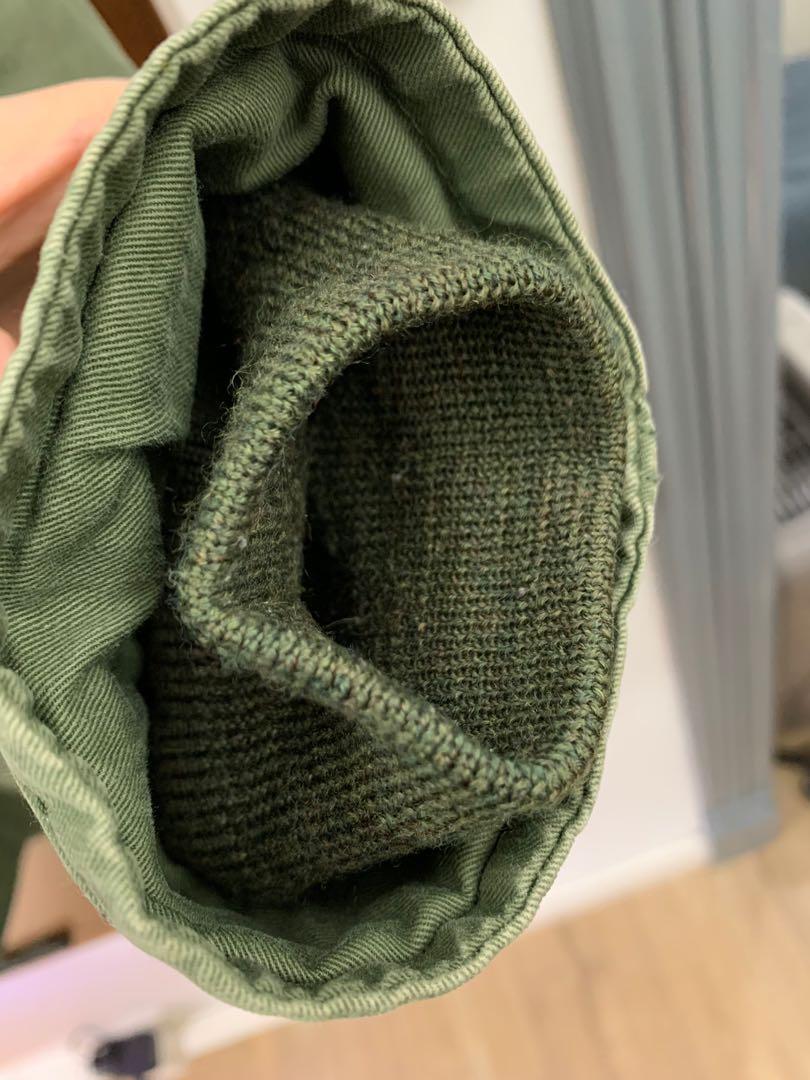 Visvim （分類：外套及戶外衣服）位於 Hong Kong。 由 xason666 提交（商品編號 1059583220，圖片 5）。簡介： Visvim 罕製白羊毛領墨綠色防寒保暖Deckhand Jacket size 1, (cm)長69、胸86、䄂長61，90新，Full set，歡迎查詢，謝謝各位 。