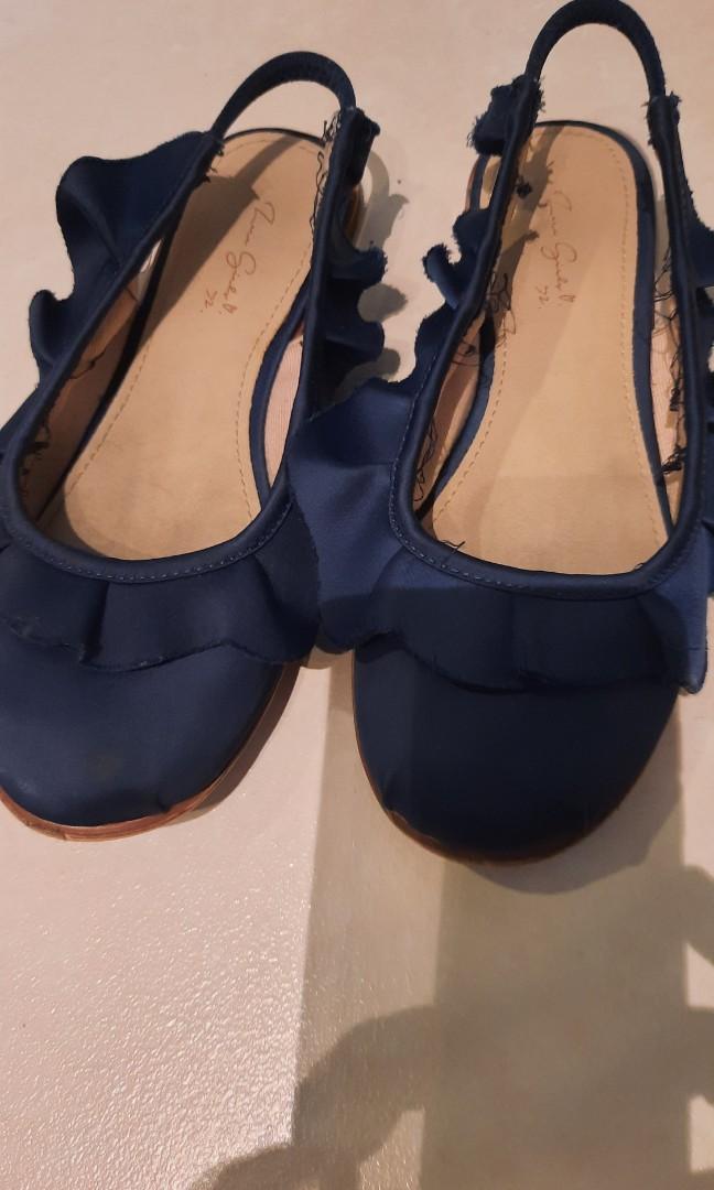 ZARA Girls Shoes (Category: Babies & Kids Fashion) located in Makati City. Submitted by crbaes (Listing ID 1059505330, Image 1). Description: Zara Blue Satin Slingbacks Size : 32 22CMS. Super Good Comditon , outgrown..
