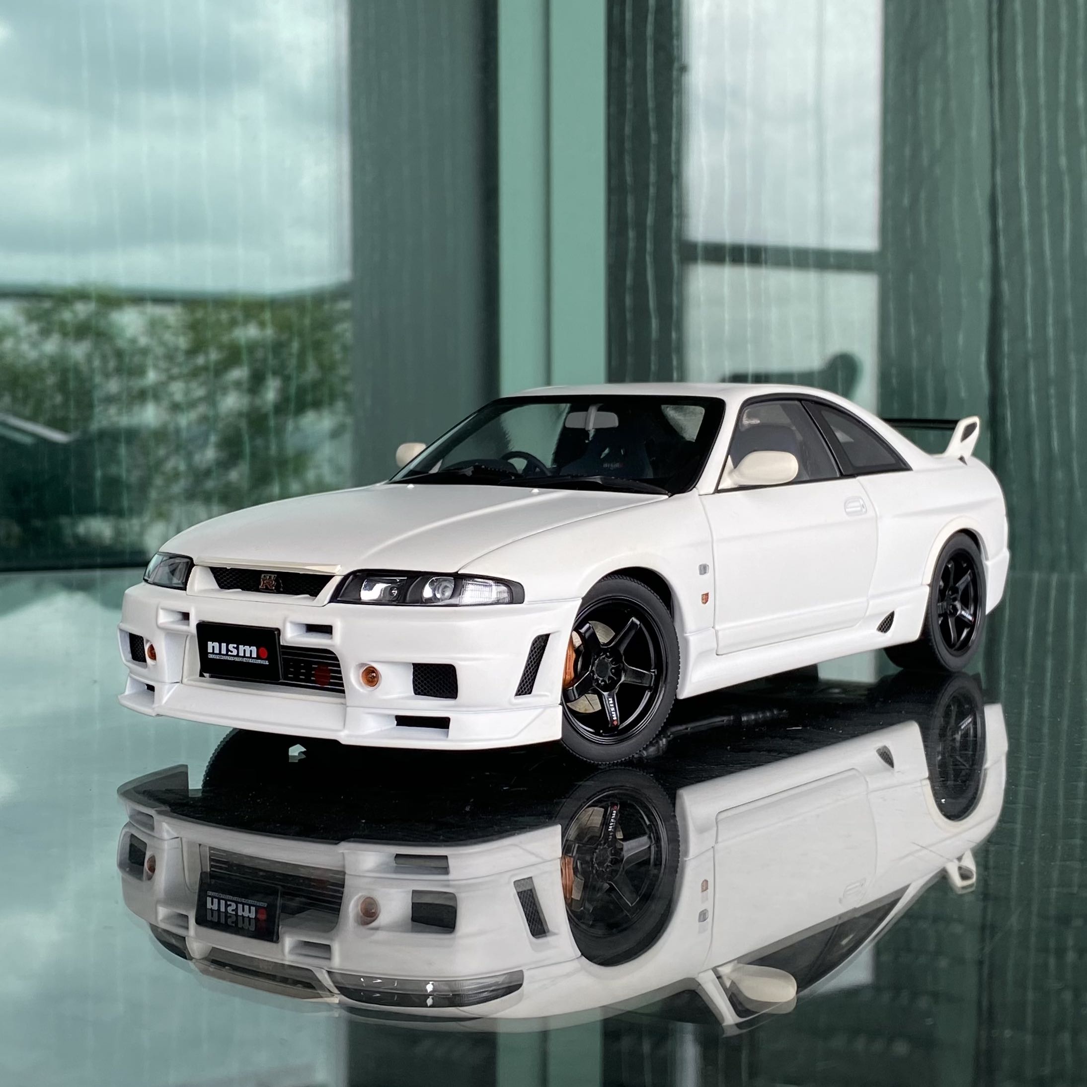 オートアート製 スカイラインGT-R (R34) VスペックⅡ 白 1/18 オート