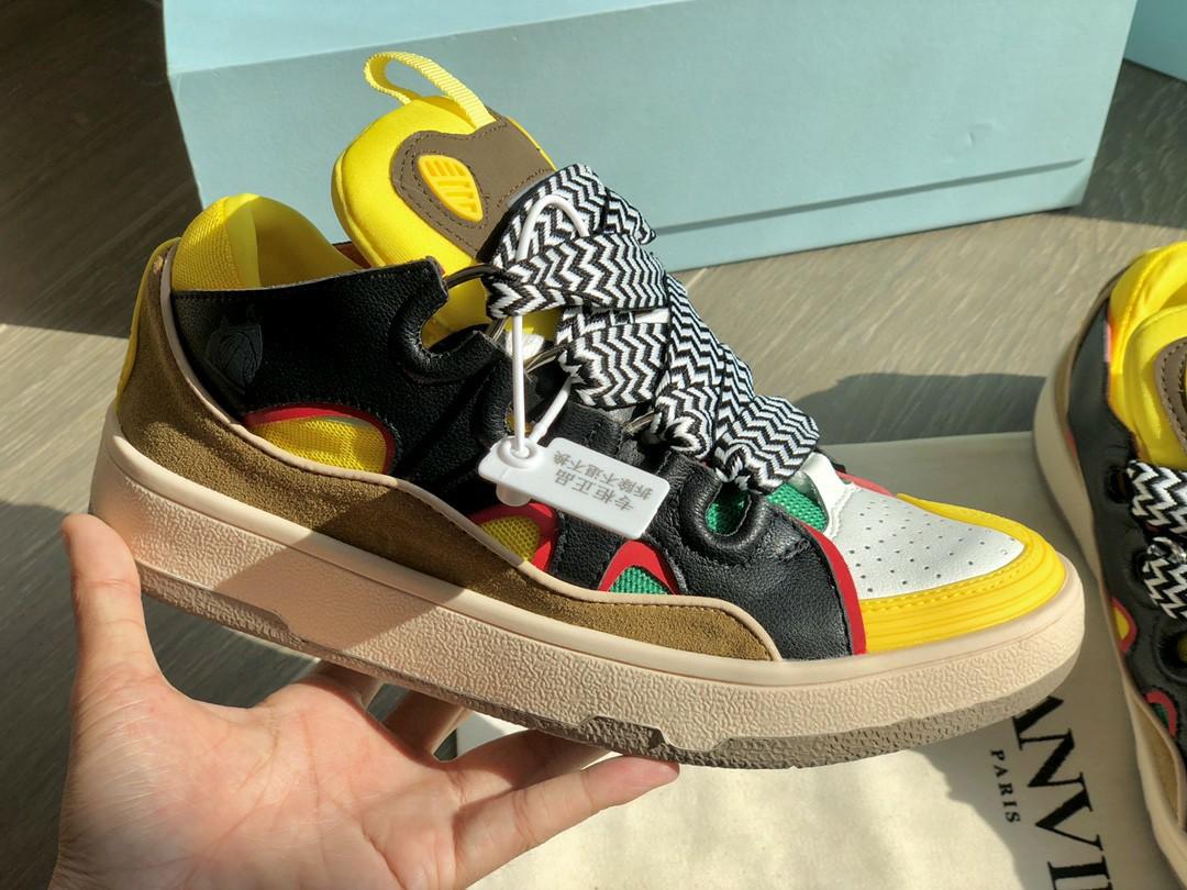 LANVIN （分類：Loafers）位於 Hong Kong。 由 tt111666 提交（商品編號 1059622388，圖片 3）。簡介： Lanvin 老牌時裝向街頭文化低頭的產物，它以90年代復古Chunky滑板鞋設計呈現‼️‼️ 尺碼：35-44， 浪凡老爹滑板鞋！貿易公司訂單，不是市場版本，Lanvin藝術總監也穿的鞋自浪凡Lanvin男裝秀一眼就看中了它 隨着近年各種街頭風 復古風型趨勢 這種褲型就要搭配一些厚實的鞋。 Lanvin做的這種厚舌、粗鞋帶的復古滑板鞋給我眼前一亮看到第一眼就知道怎麼搭配了，寬編織帶搭配的非常時尚 還是假鞋帶設計 內裏還有真鞋帶系這樣就不會因爲繫帶而影響它的整體效果 鞋舌以及後包內裏全部乳膠泡棉內置 讓腳背腳後跟體會其他鞋子做不到的舒適度 鞋面雙層 雙鞋帶 牛皮層 內層運動網層 各種多塊材質拼接 鞋頭鞋尾橡膠塊包裹 大底也都是雙層雙色拼接 這個款是浪凡品牌裏做工最複雜的款式 原配件全部開模製作 開發成本高達40萬。per order 訂購品 轉
