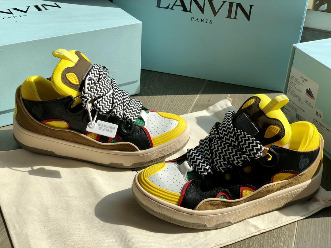 LANVIN （分類：Loafers）位於 Hong Kong。 由 tt111666 提交（商品編號 1059622388，圖片 5）。簡介： Lanvin 老牌時裝向街頭文化低頭的產物，它以90年代復古Chunky滑板鞋設計呈現‼️‼️ 尺碼：35-44， 浪凡老爹滑板鞋！貿易公司訂單，不是市場版本，Lanvin藝術總監也穿的鞋自浪凡Lanvin男裝秀一眼就看中了它 隨着近年各種街頭風 復古風型趨勢 這種褲型就要搭配一些厚實的鞋。 Lanvin做的這種厚舌、粗鞋帶的復古滑板鞋給我眼前一亮看到第一眼就知道怎麼搭配了，寬編織帶搭配的非常時尚 還是假鞋帶設計 內裏還有真鞋帶系這樣就不會因爲繫帶而影響它的整體效果 鞋舌以及後包內裏全部乳膠泡棉內置 讓腳背腳後跟體會其他鞋子做不到的舒適度 鞋面雙層 雙鞋帶 牛皮層 內層運動網層 各種多塊材質拼接 鞋頭鞋尾橡膠塊包裹 大底也都是雙層雙色拼接 這個款是浪凡品牌裏做工最複雜的款式 原配件全部開模製作 開發成本高達40萬。per order 訂購品 轉